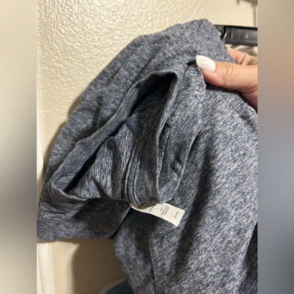 Velocity heather Navy crop w/ elastic at bottom short sleeve top- size l/xl - Picture 6 of 8